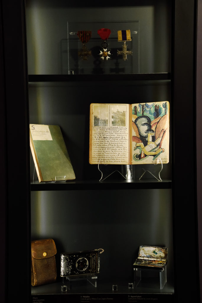 Visite du musée Fernand Léger-André Mare - détail vitrine carnet de guerre de André Mare Fac similé et son matériel