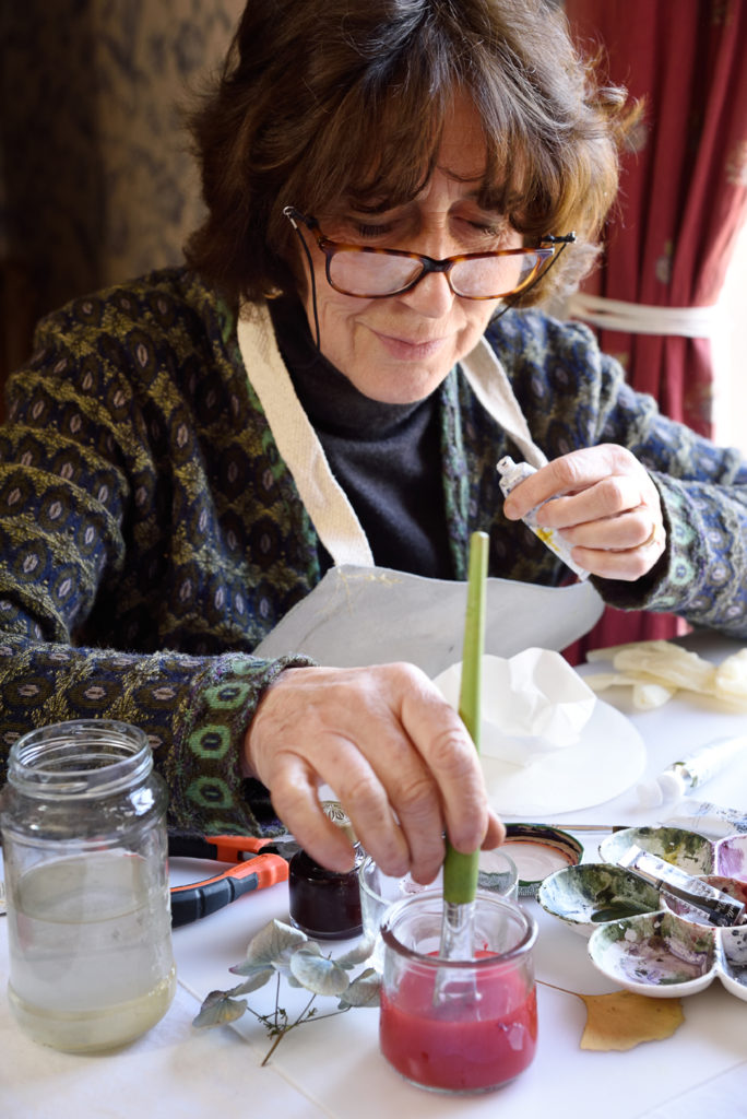 Sylvie Hartmann travaillant ses fleurs en papier dans son atelier