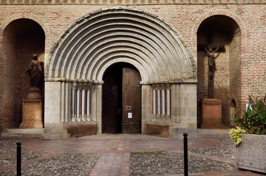 Notre-Dame du Bourg - Rabastens - Tarn - vue sur le portail extérieur principal