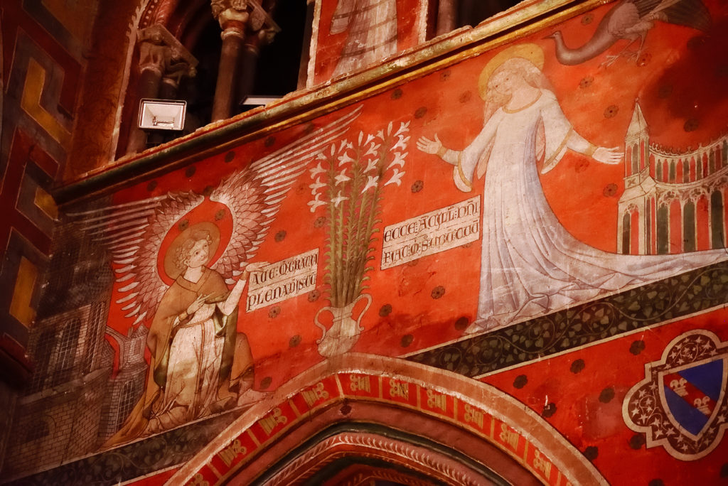 Notre-Dame du Bourg - Rabastens - Tarn - ange dans un décor ancien dans le choeur