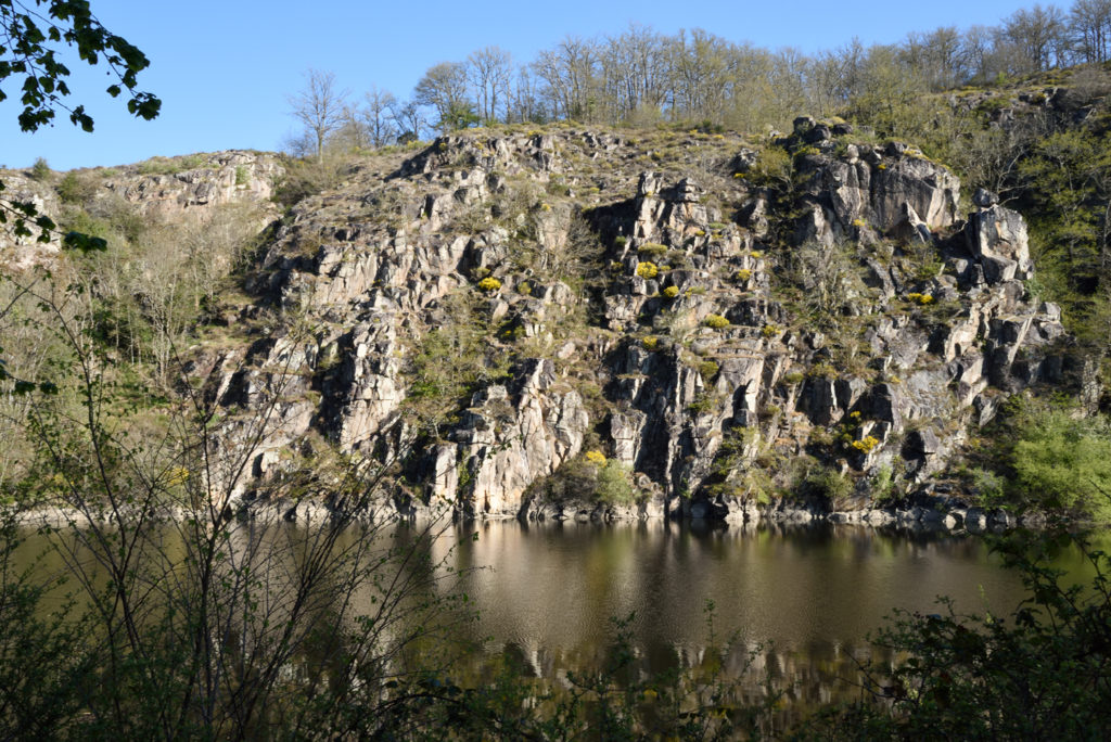 La secrète vallée de la Creuse : Un paysage pour école - vue sur les rochers depuis Crozant