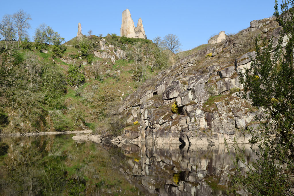 la forteresse de Crozant vue depuis la Creuse