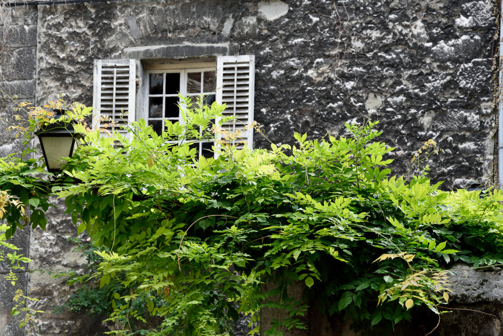 Un grand week-end à Chambéry : détail de façade dans une cour intérieure
