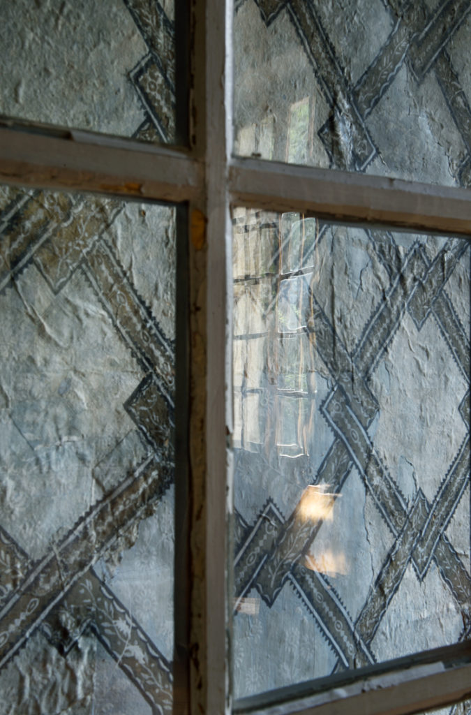  La maison-musée Les Charmettes - reflet entre vitre et papier peint dans la chambre de Rousseau