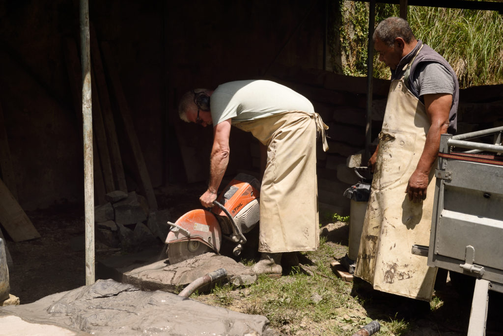 Alain Soucille et son ouvrier coupant des plaques de pierres - Exceptionnel : la dernière fabrique de pierres à aiguiser naturelles