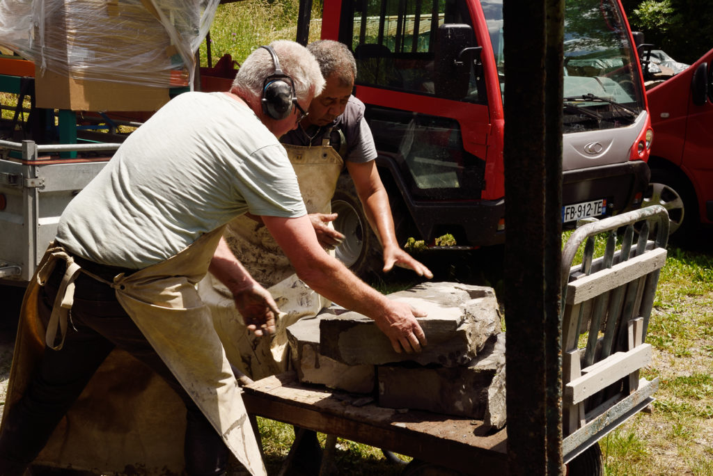 Alain Soucille et son ouvrier transportant des plaques de pierres - Exceptionnel : la dernière fabrique de pierres à aiguiser naturelles