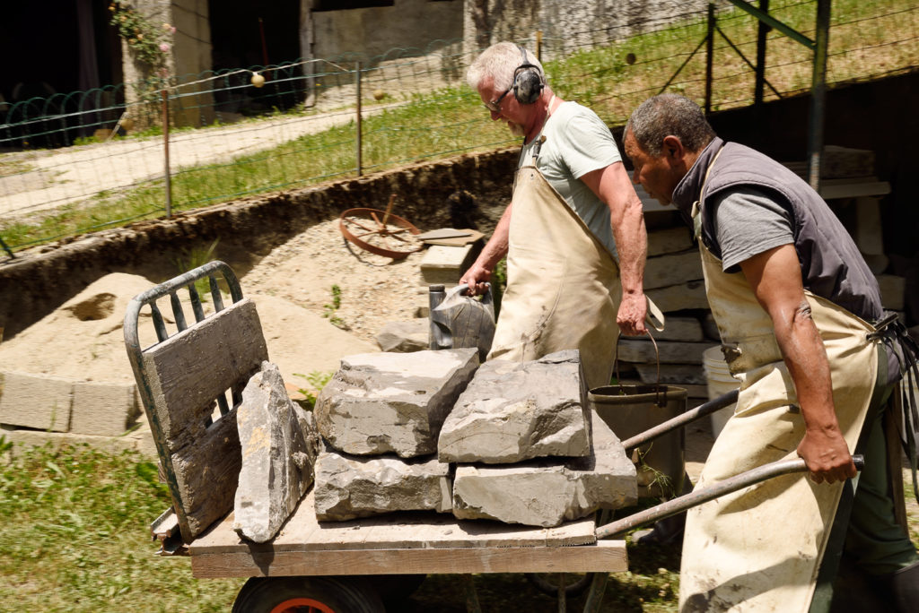 Alain Soucille et son ouvrier transportant des plaques de pierres - Exceptionnel : la dernière fabrique de pierres à aiguiser naturelles