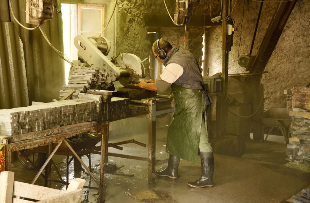 Exceptionnel : dernier atelier de fabrication de pierres à aiguiser naturelles de France