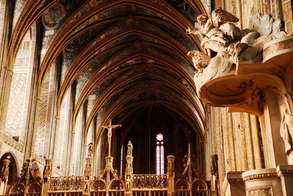 Une forteresse de Dieu - la cathédrale Sainte Cécile à Albi - la crucifixion - les voûtes - la chaire
