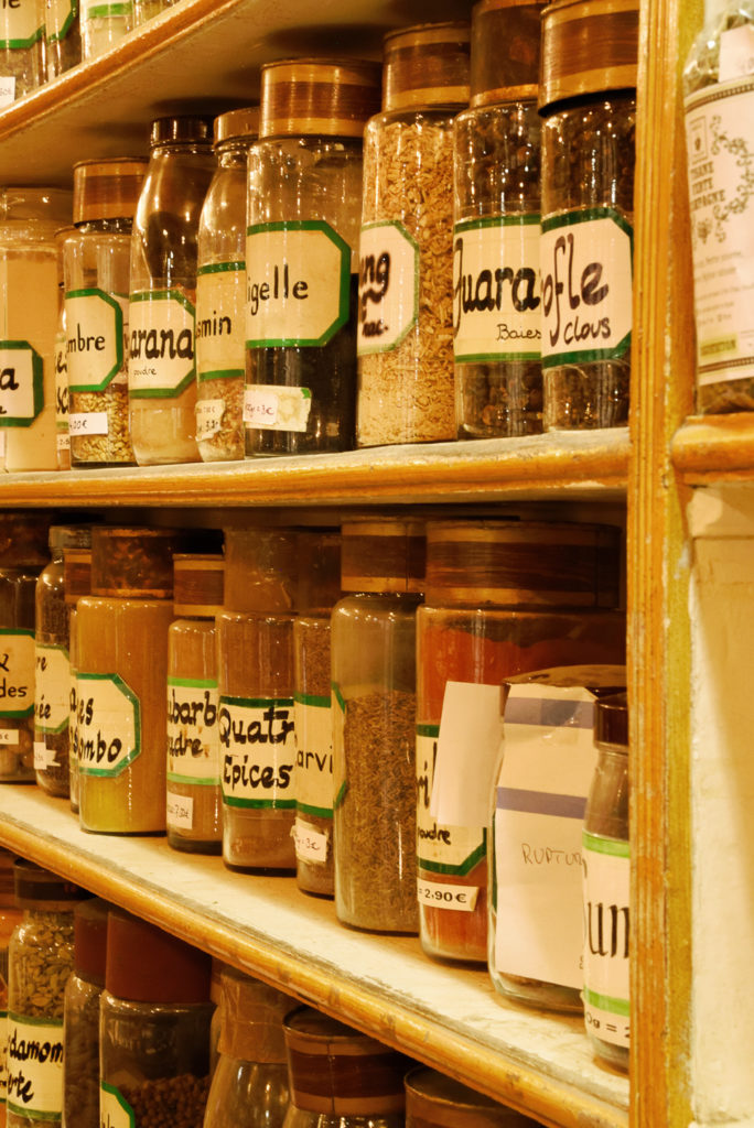 Plantes et épices en bocaux à L'Herboristerie du Père Blaize pharmacie et herboristerie