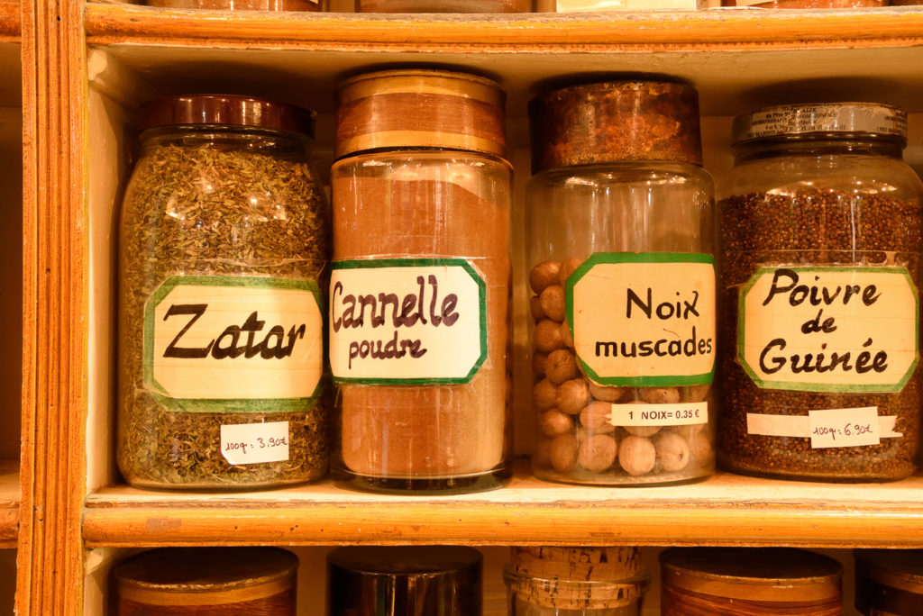 Divers épices stockés dans l'Herboristerie du Père Blaize pharmacie et herboristerie