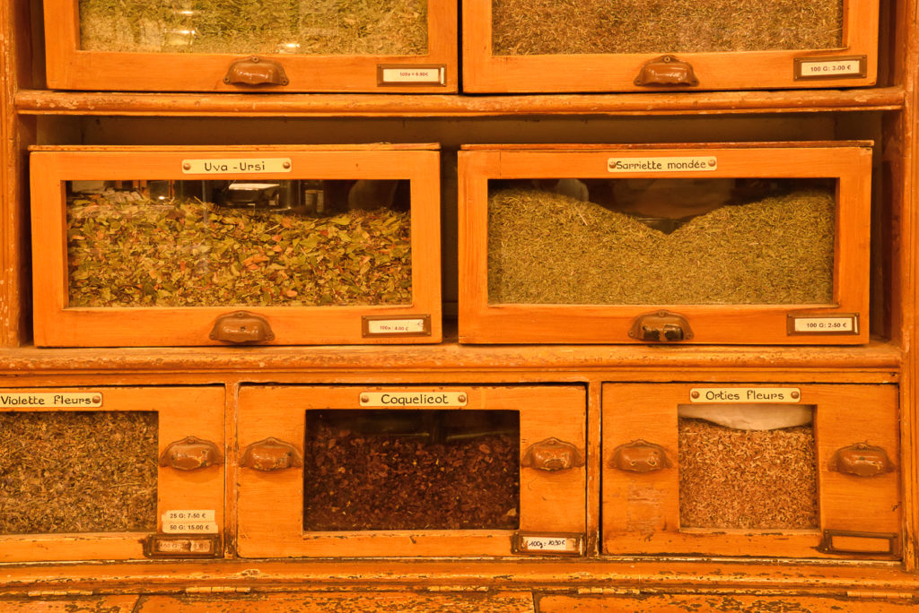 Divers plantes stockées dans les tiroirs de l'Herboristerie du Père Blaize pharmacie et herboristerie