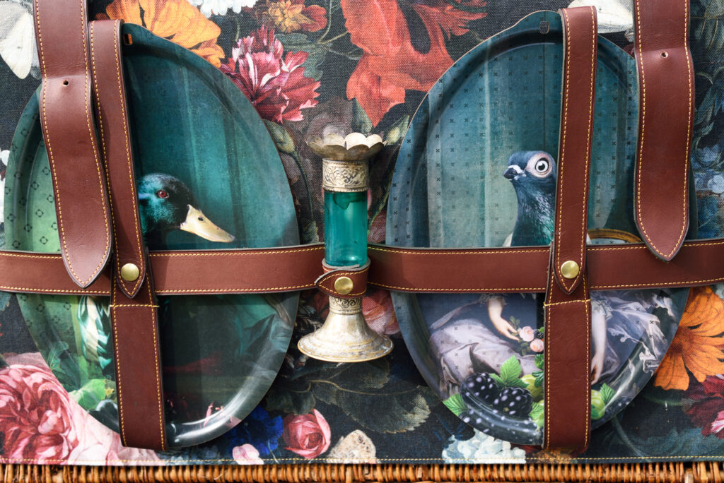 plateaux Ibride design sur le couvercle d'un panier à pique nique - L'art d'une maroquinerie sur-mesure - Portrait de Mélanie de Watteville-Berckeim